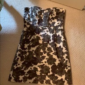 Pretty strapless dress with pockets